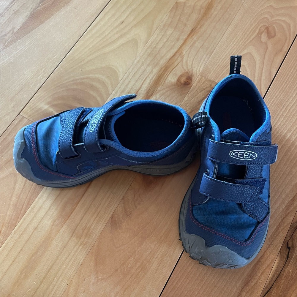 Keen’s rugged sneakers, like new.